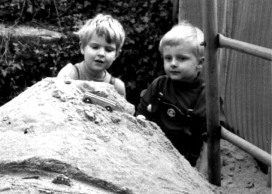 Barbara und Burkhard spielen im Sandkasten.